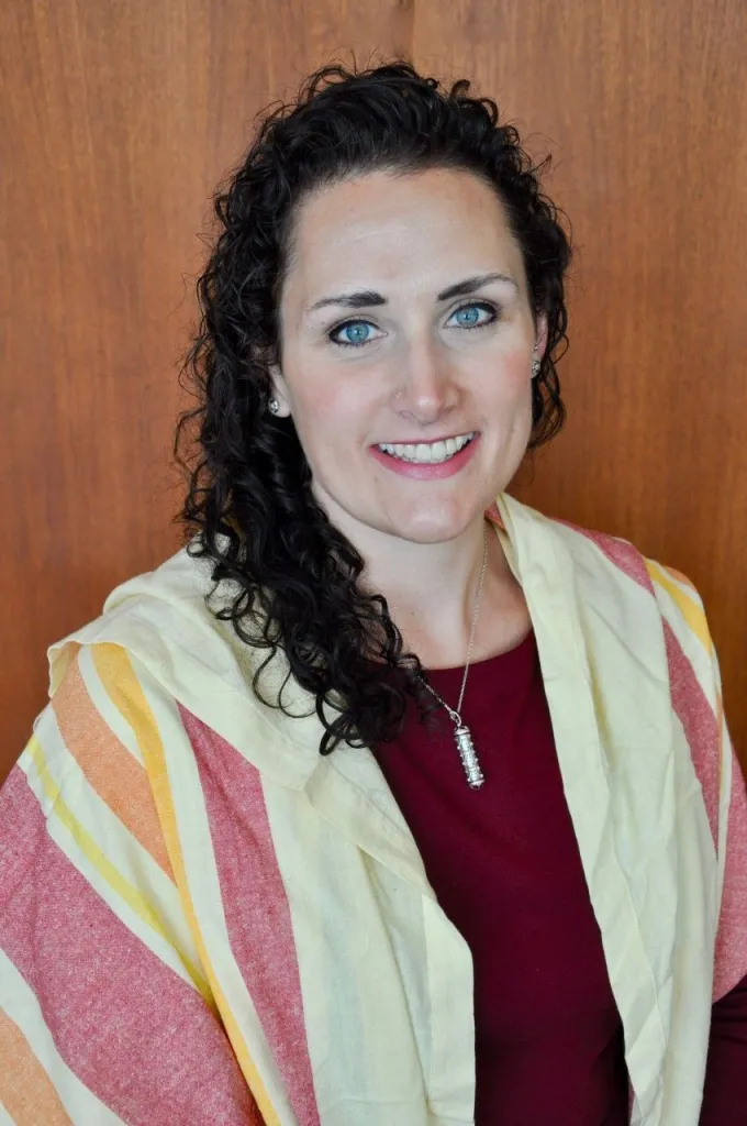 Waist up photo of Rabbi Kami Knapp-Schechter wearing a tallit.